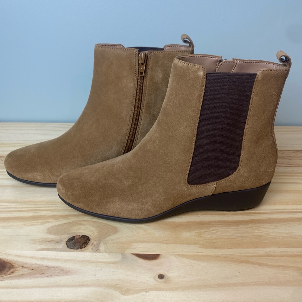 Like New Aerosoles tan Suede Alisa Chelsea ankle Booties size 9